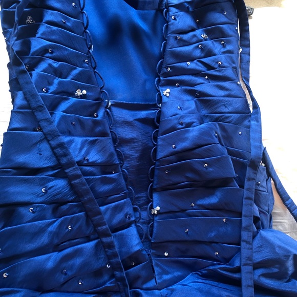 Beautiful blue gown - Picture 13 of 15